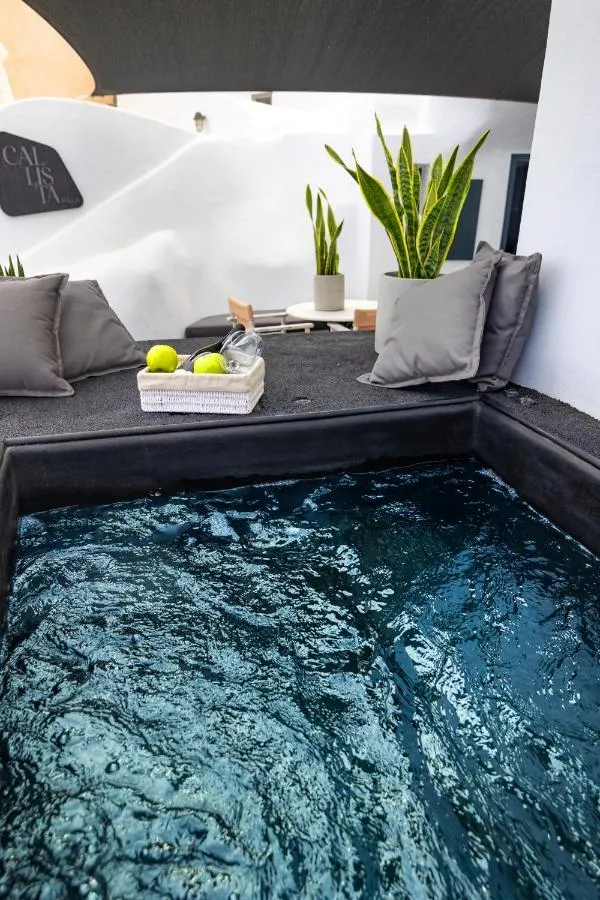 ون وف ون ويا - سانتوريني، اليونان