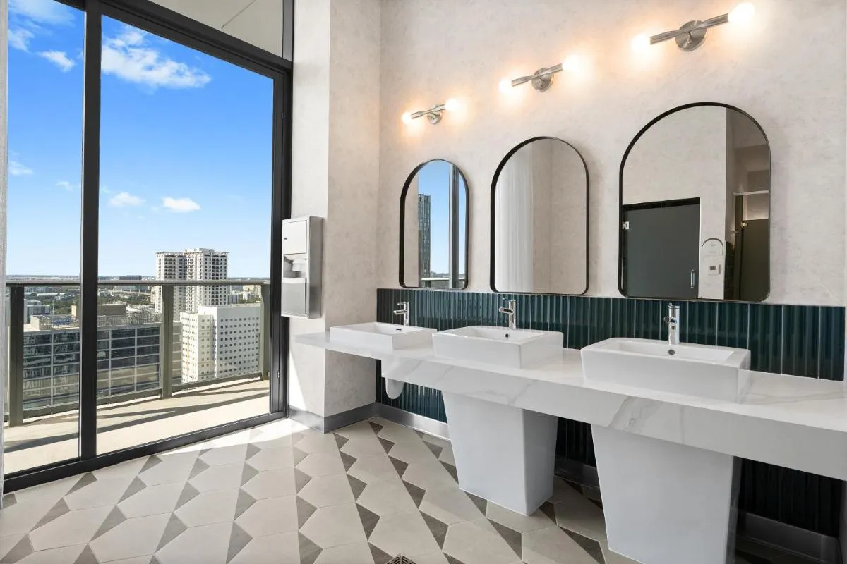 1بد توب لوكاشن داون تاون ميامي — صورة 4