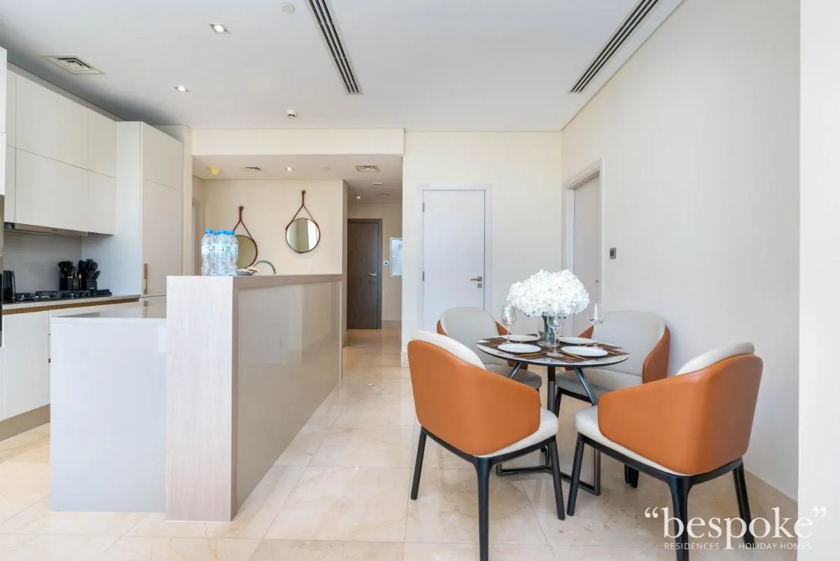 Bespoke Holiday Homes - Elegant 2BR with Terrace in The 8 Palm Jumeirah — صورة 3