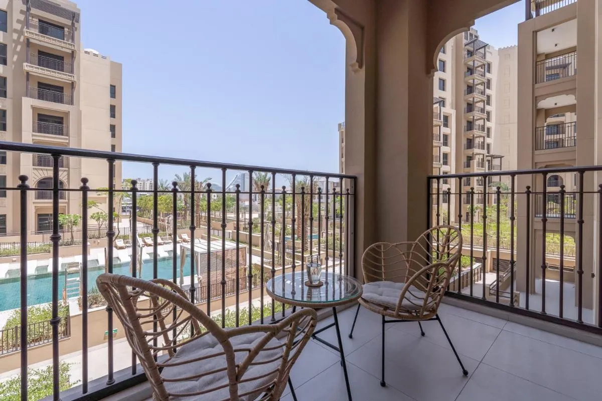 Vogue Madinat Jumeirah Living Jadeel near Burj AlArab, One-Bedroom Apartment with Large Balcony and Pool View, Access to All Amenities - دبي، الإمارات