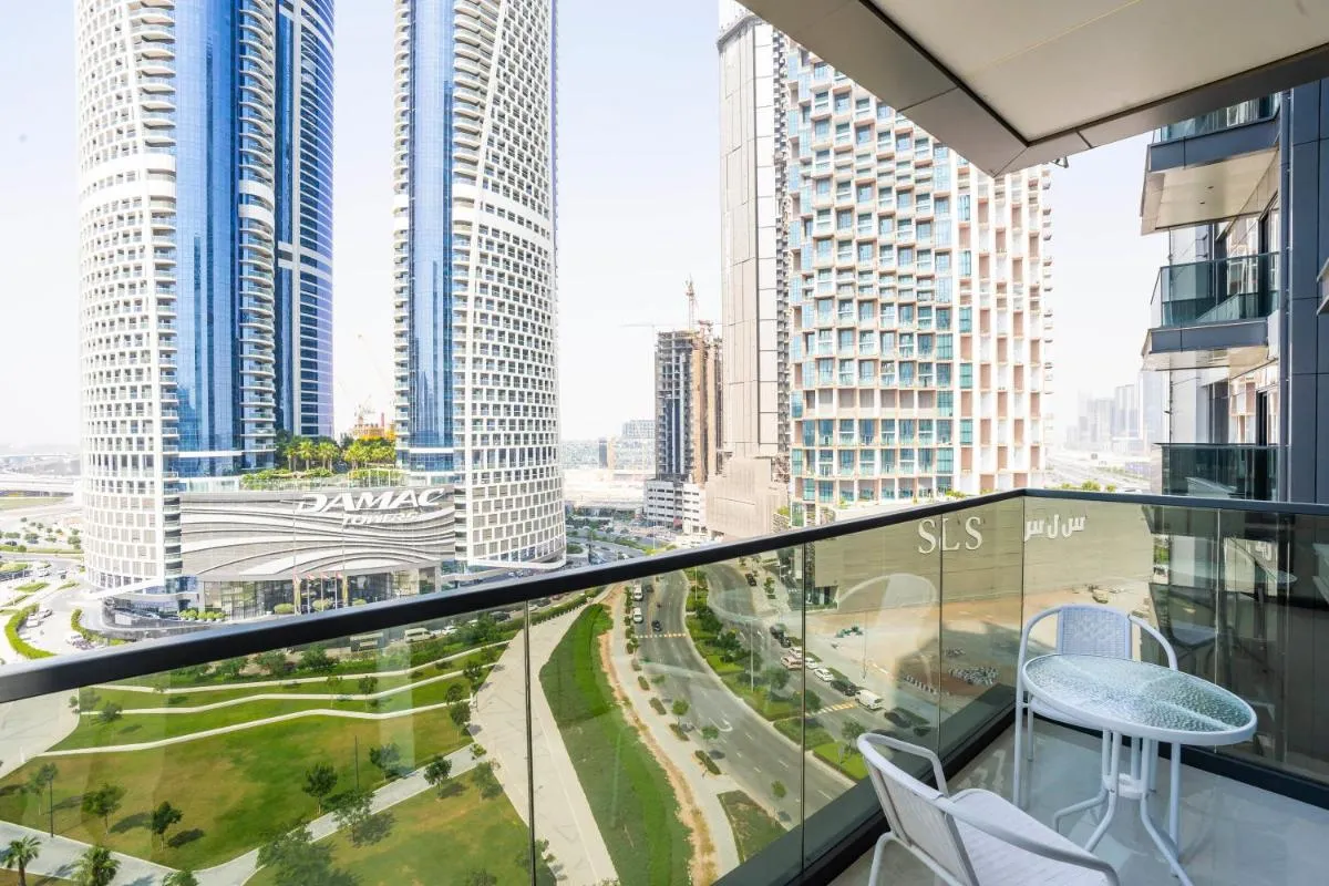Luxe 1BR Suite Dubai Dream Stay with Pool and Gym - دبي، الإمارات