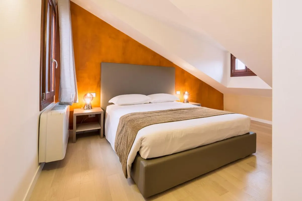 تشارمينغ بالاس كورت دل تيترو - البندقية، إيطاليا