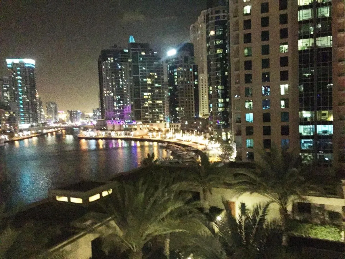 ⁨My-Places Dubai Apartment suitable for large groups Al Sahab 1⁩ — صورة 8