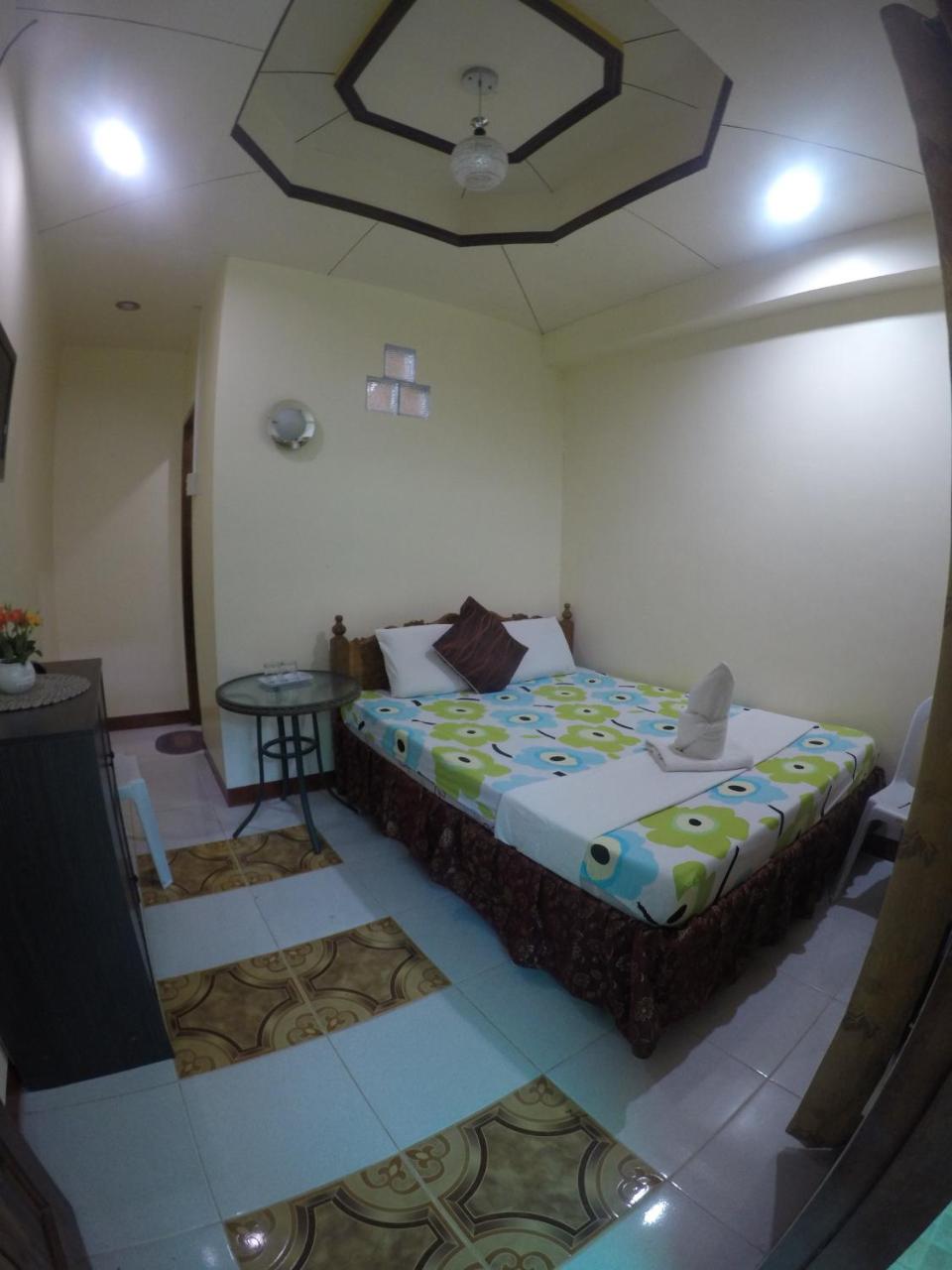 DLucky Garden Inn & Suites - Housity