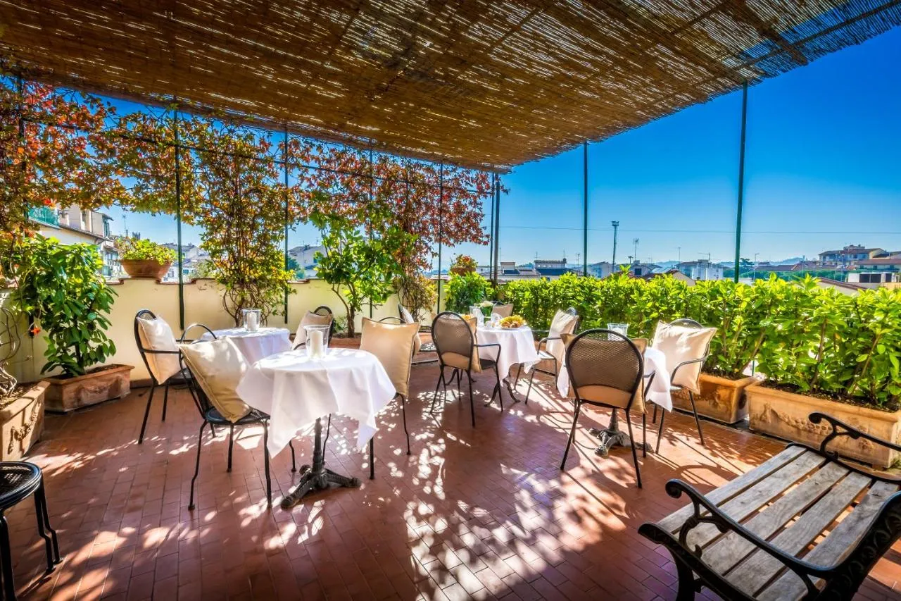 Une image de la salle à manger extérieure de l'Hôtel Emma Petit Hôtel de Luxe.