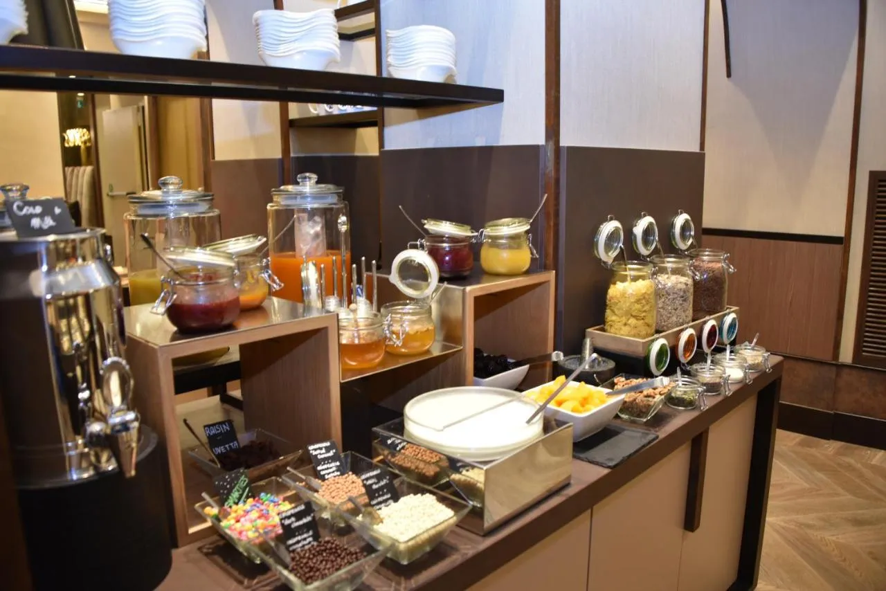 Une image du buffet de petit-déjeuner de l'Hôtel Solo Experience.