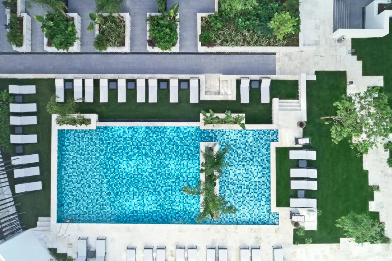 Une image de la piscine du Grand Hyatt Athènes.