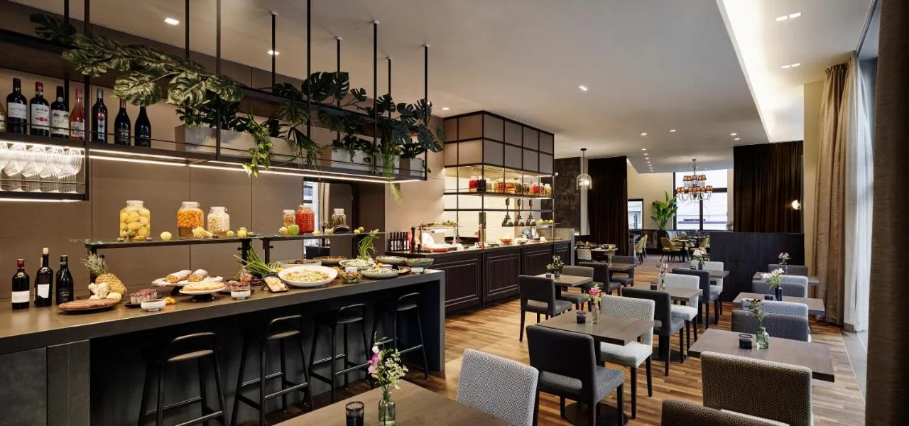 Une image de l'espace de restauration de l'Hôtel Steigenberger Herrenhof.