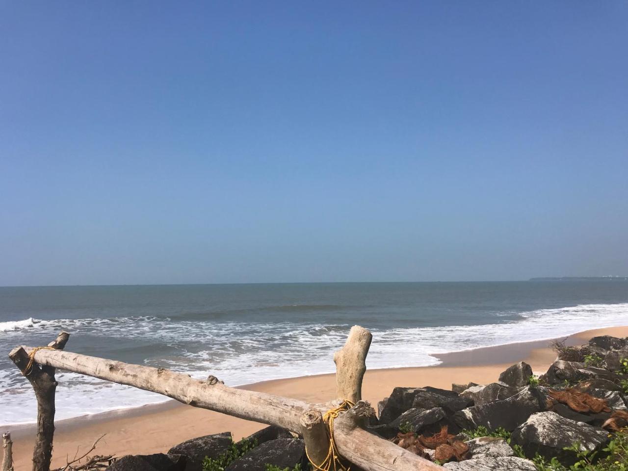 Kizhunnarocks Beach Resort - Housity