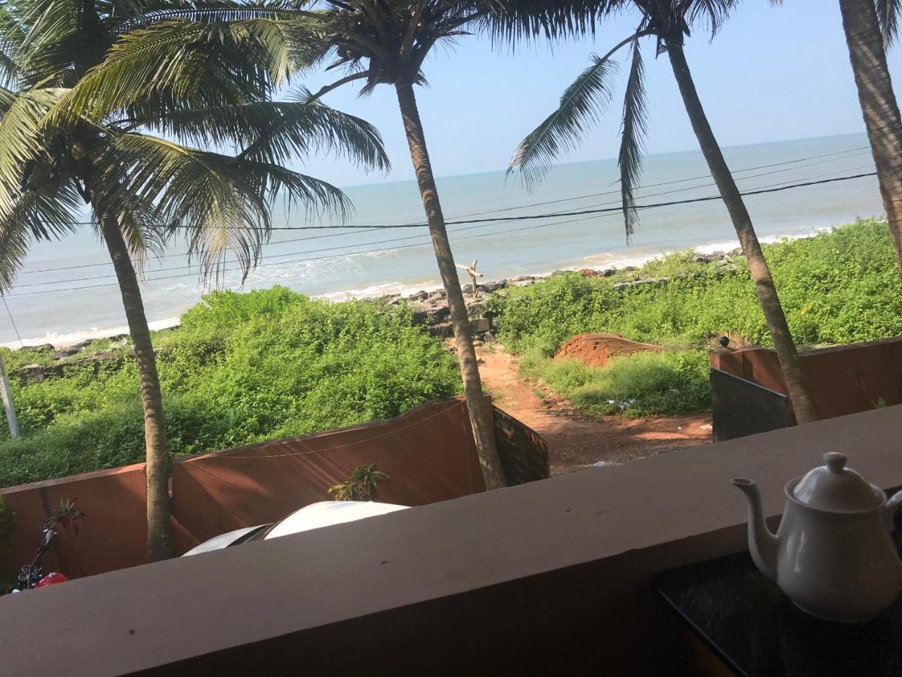 Kizhunnarocks Beach Resort - Housity