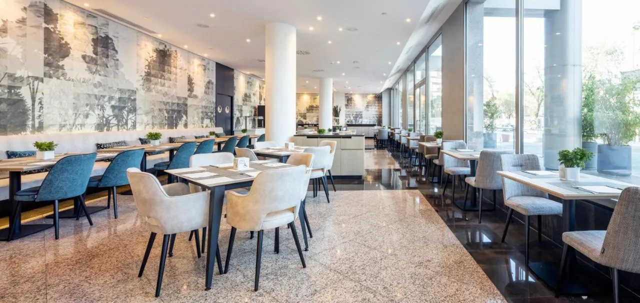 Une image de la salle à manger d'Ilunion Alcalá Norte.