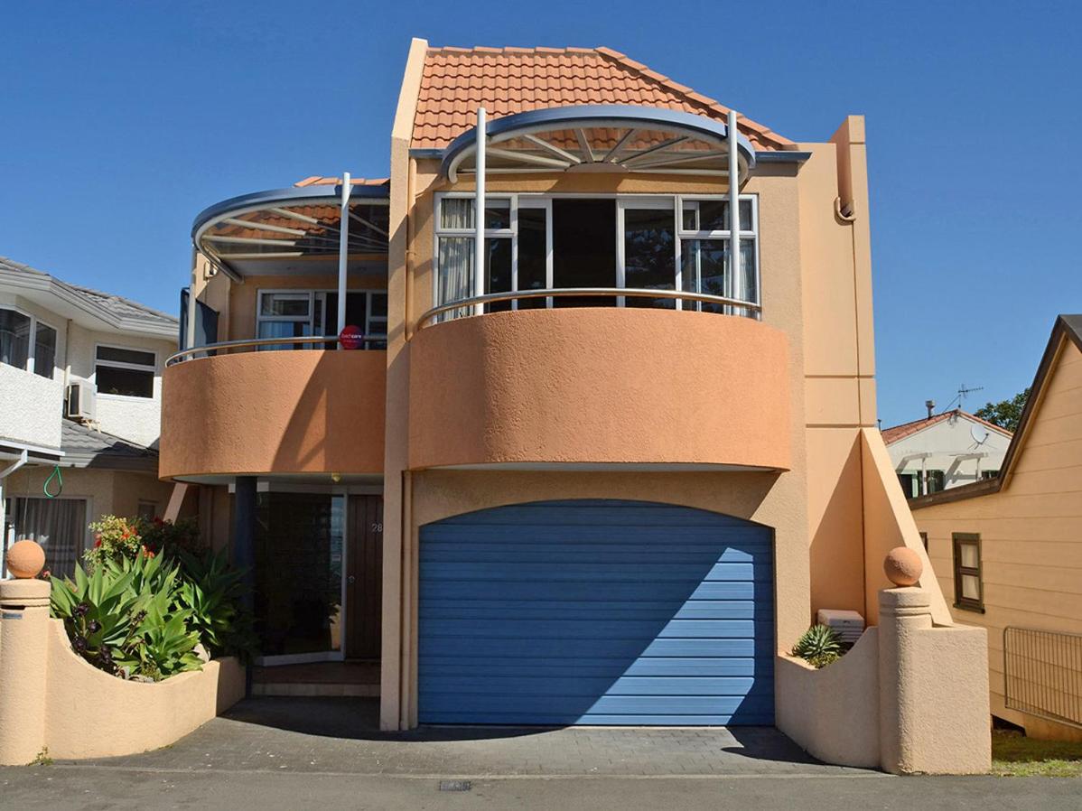 Barrons On The Beach - Napier Holiday Home - Housity
