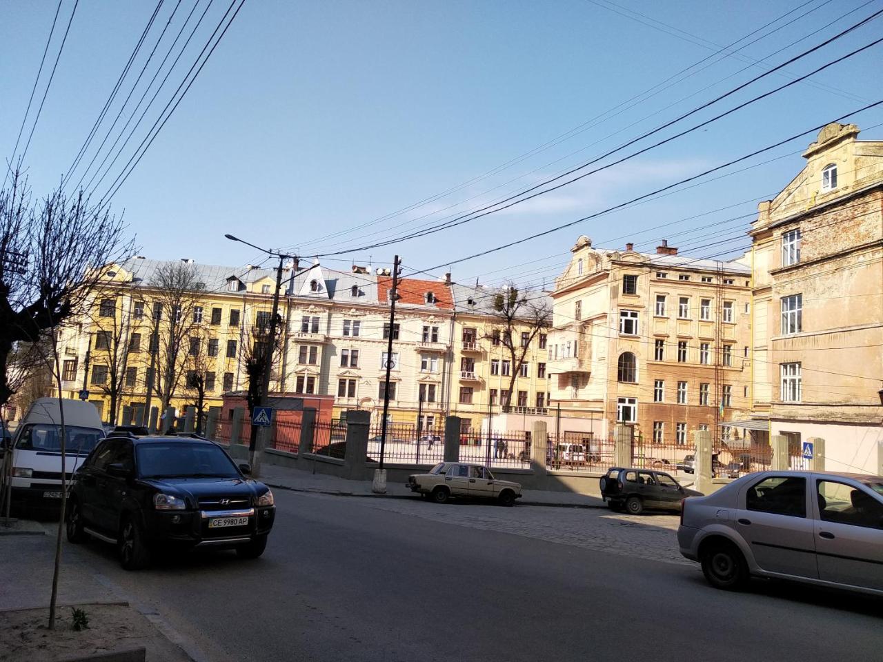 Teatralni s - Housity