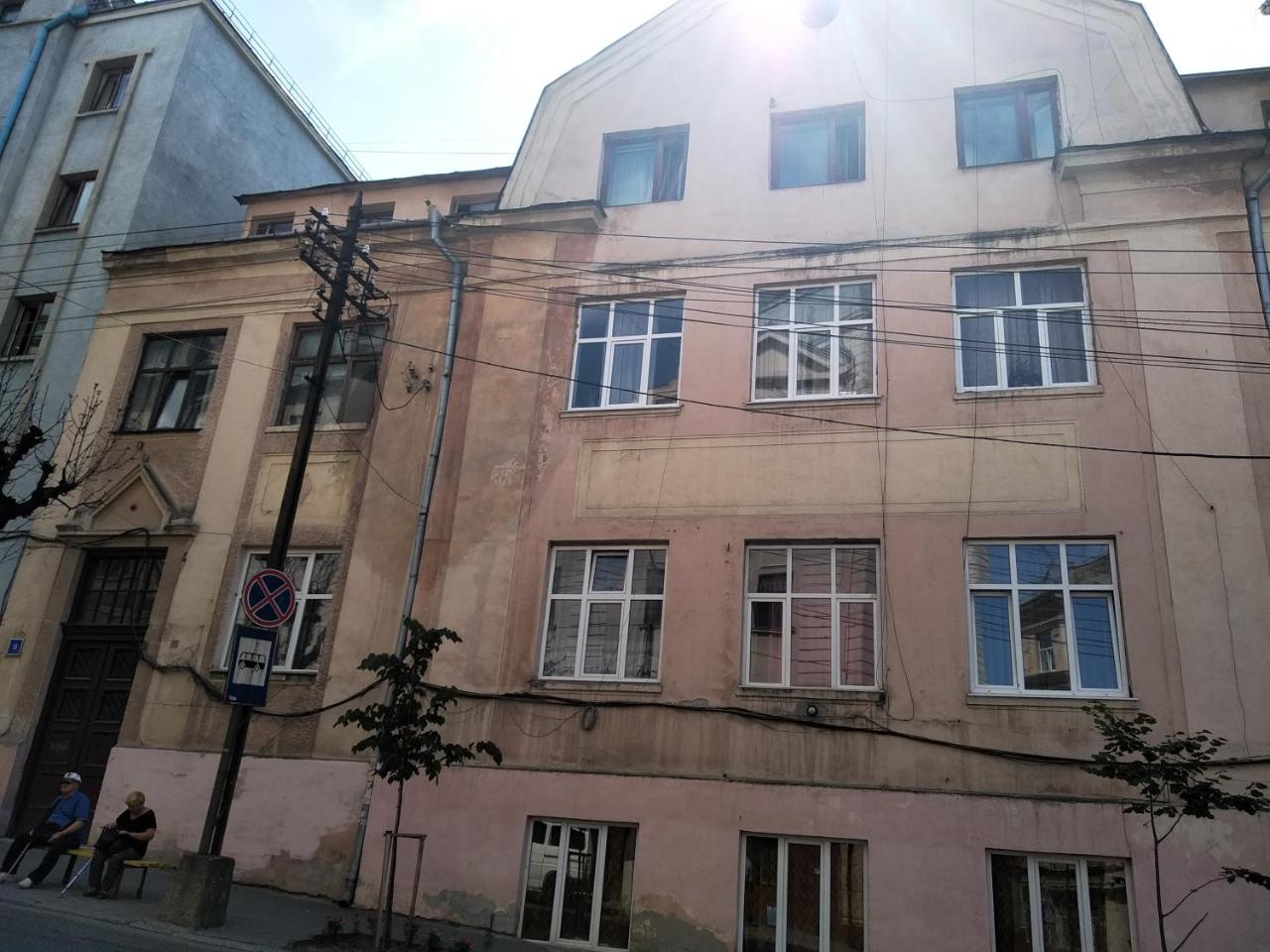 Teatralni s - Housity