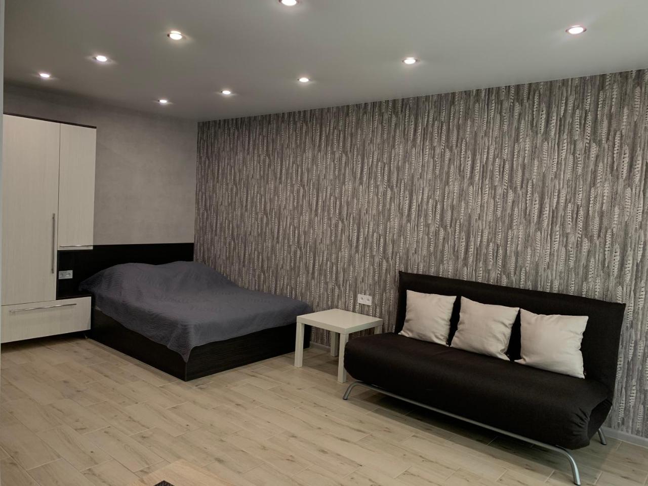 Black and white apartment - Housity