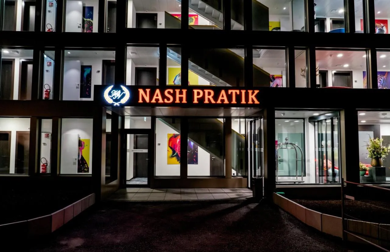 Une image de l'entrée principale de l'Hôtel Nash Pratik.