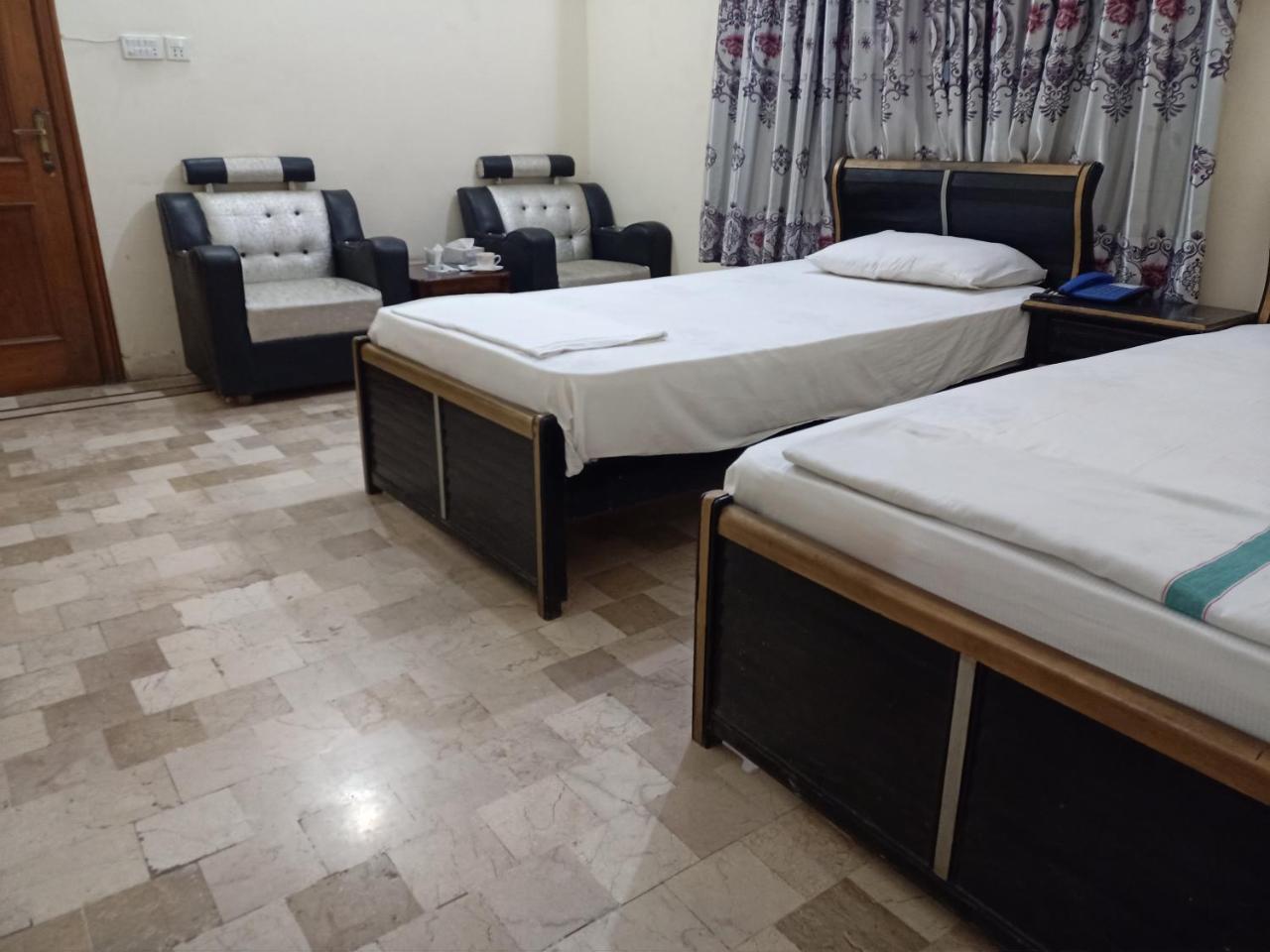 Hotel The Lodges Inn - Housity