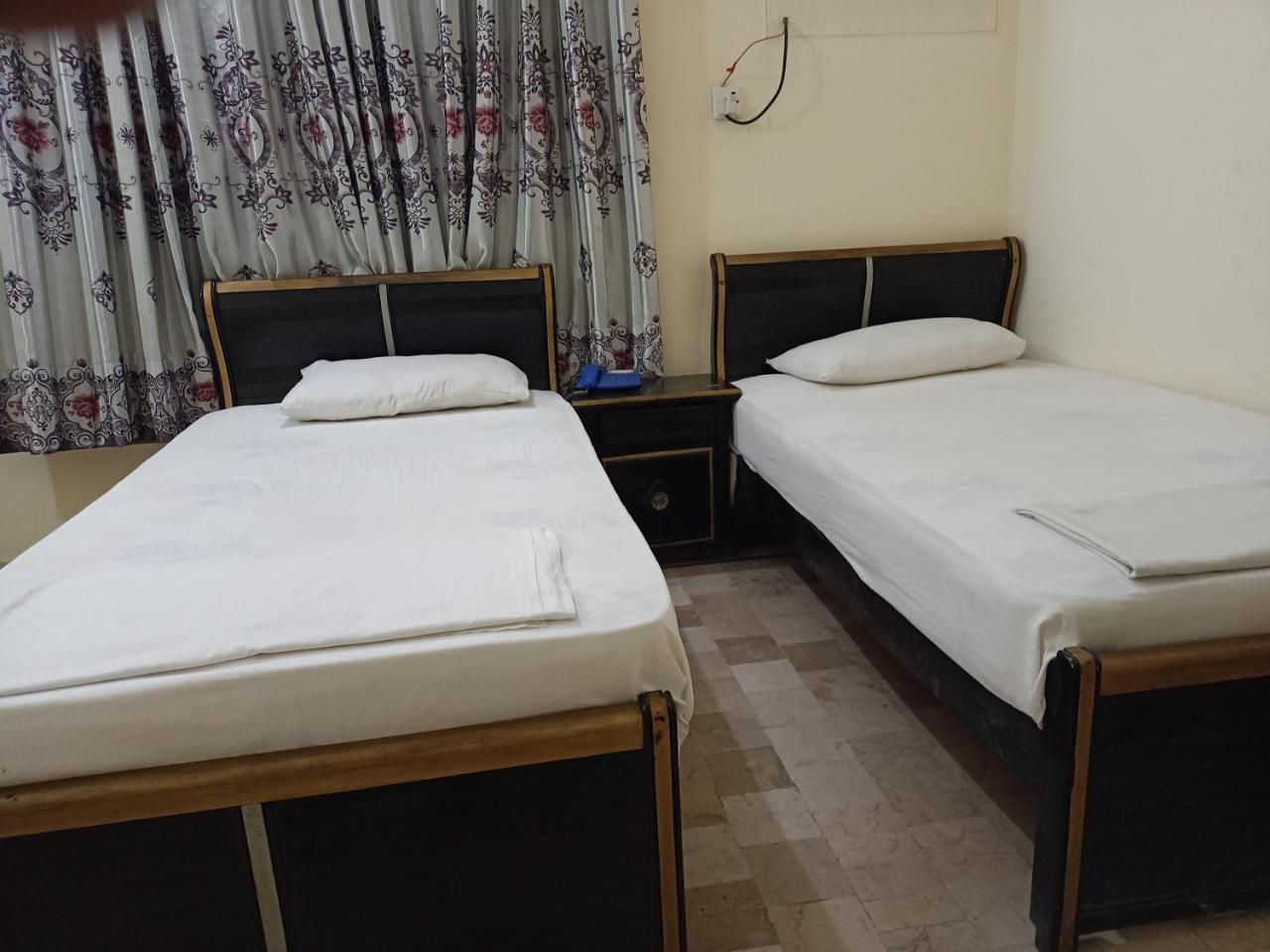 Hotel The Lodges Inn - Housity