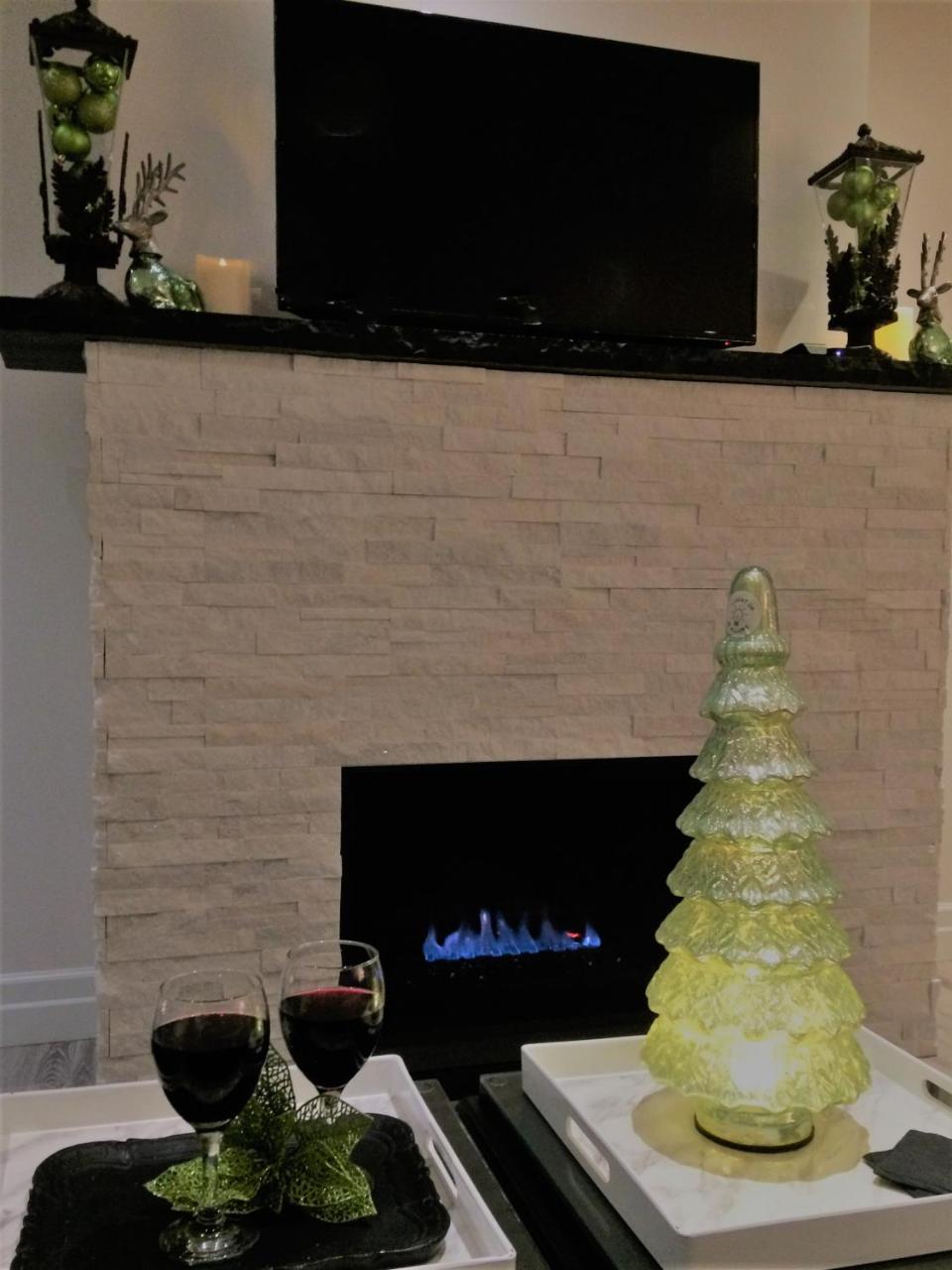 Romantic Riverside Suite in Elora - Housity