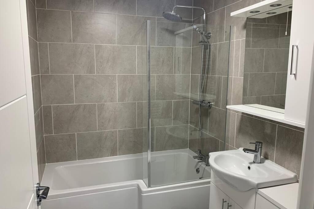 Contemporary 1 Bedroom City Centre Luxury - Housity