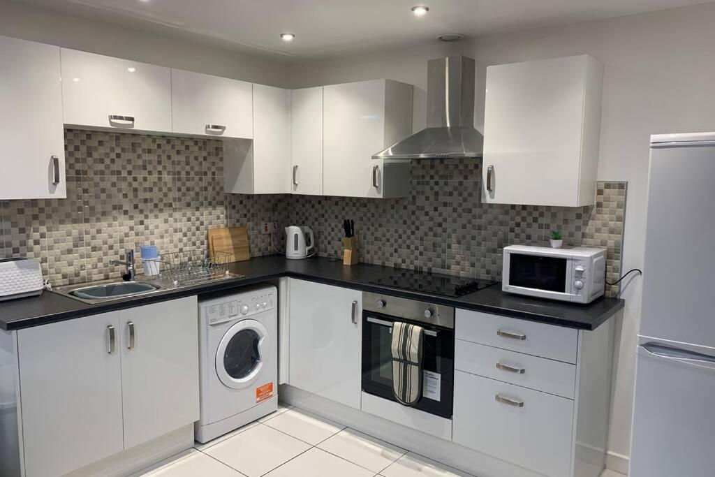 Contemporary 1 Bedroom City Centre Luxury - Housity