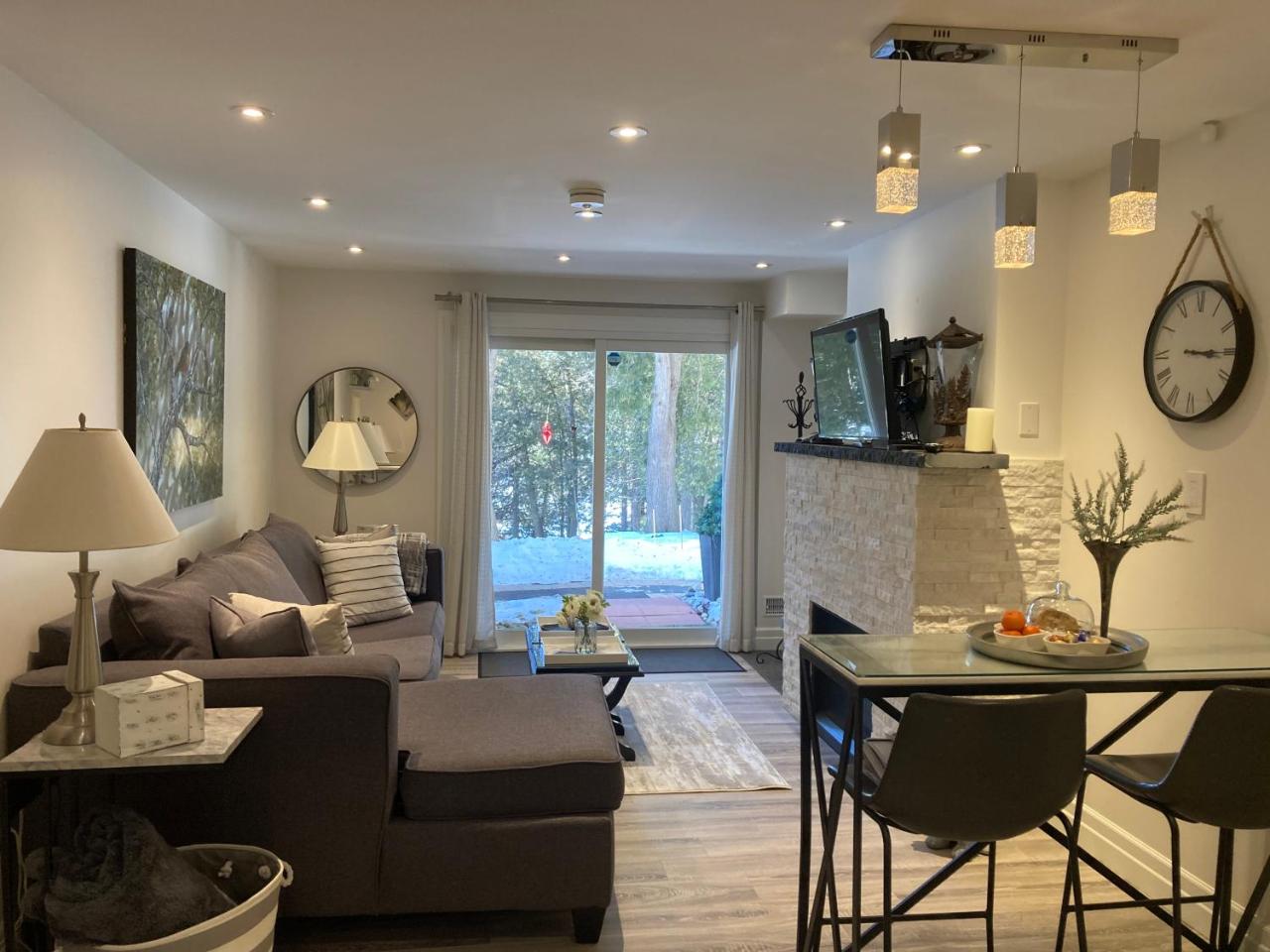 Romantic Riverside Suite in Elora - Housity