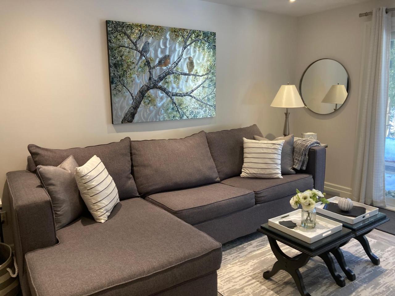Romantic Riverside Suite in Elora - Housity
