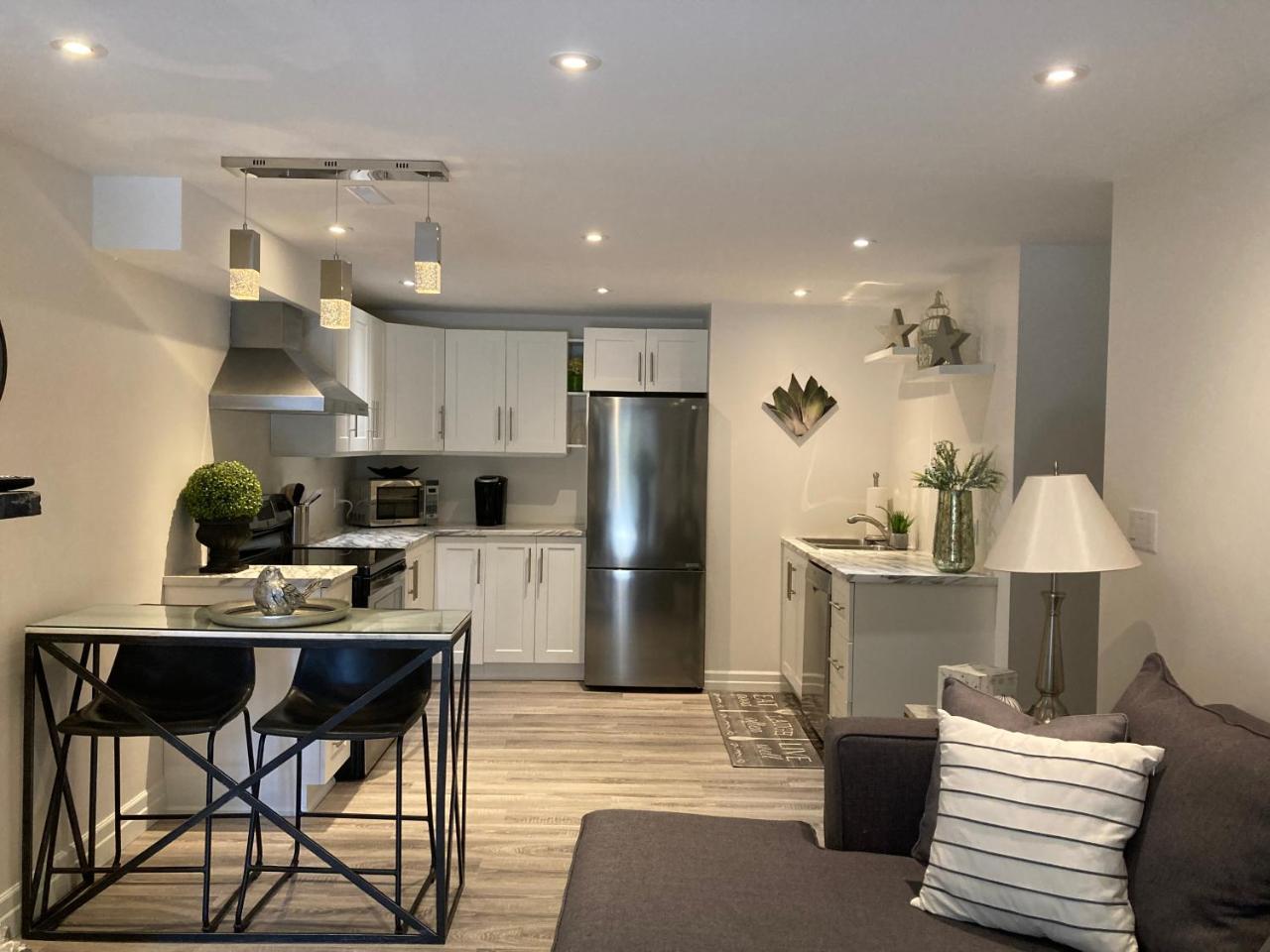 Romantic Riverside Suite in Elora - Housity
