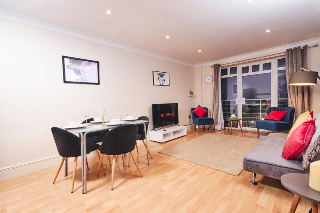 Luxury 2 Bed  Central Location sleeps 5 - Housity