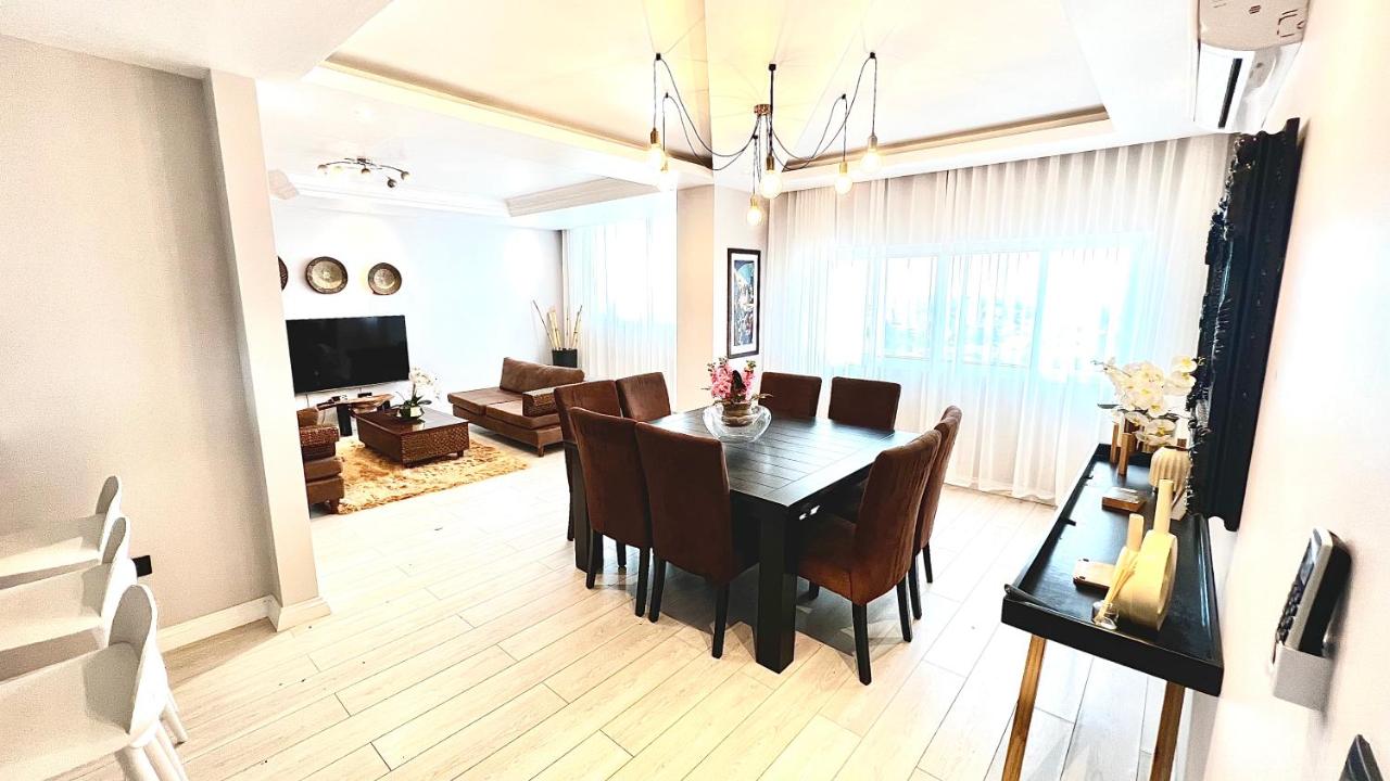 Upscale luxurious apartment with a superb view. - Housity