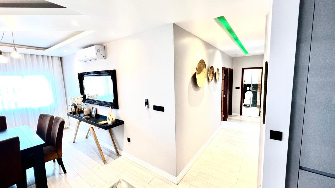 Upscale luxurious apartment with a superb view. - Housity