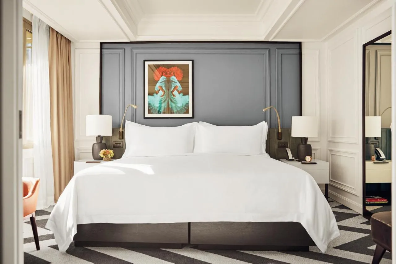 Une image de la chambre de Rosewood Villa Magna.