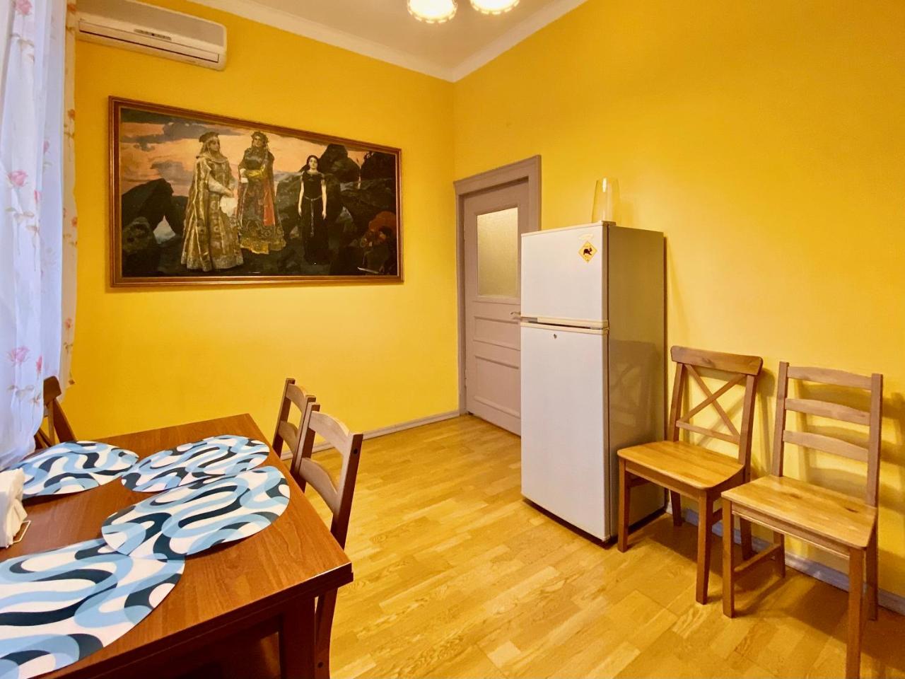 Suite with a balcony and a view of the Moscow Kremlin - Housity