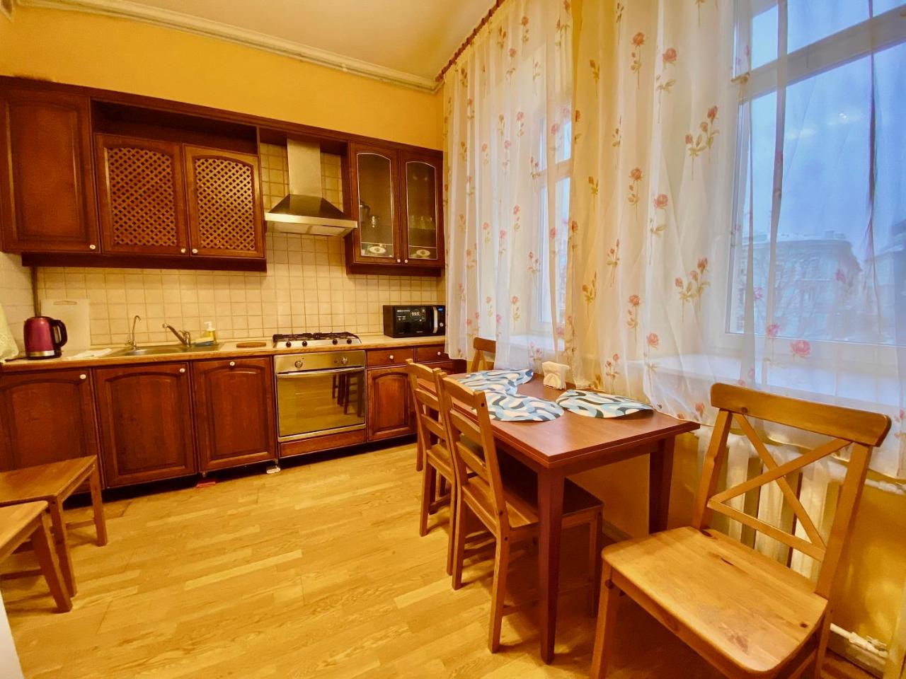 Suite with a balcony and a view of the Moscow Kremlin - Housity