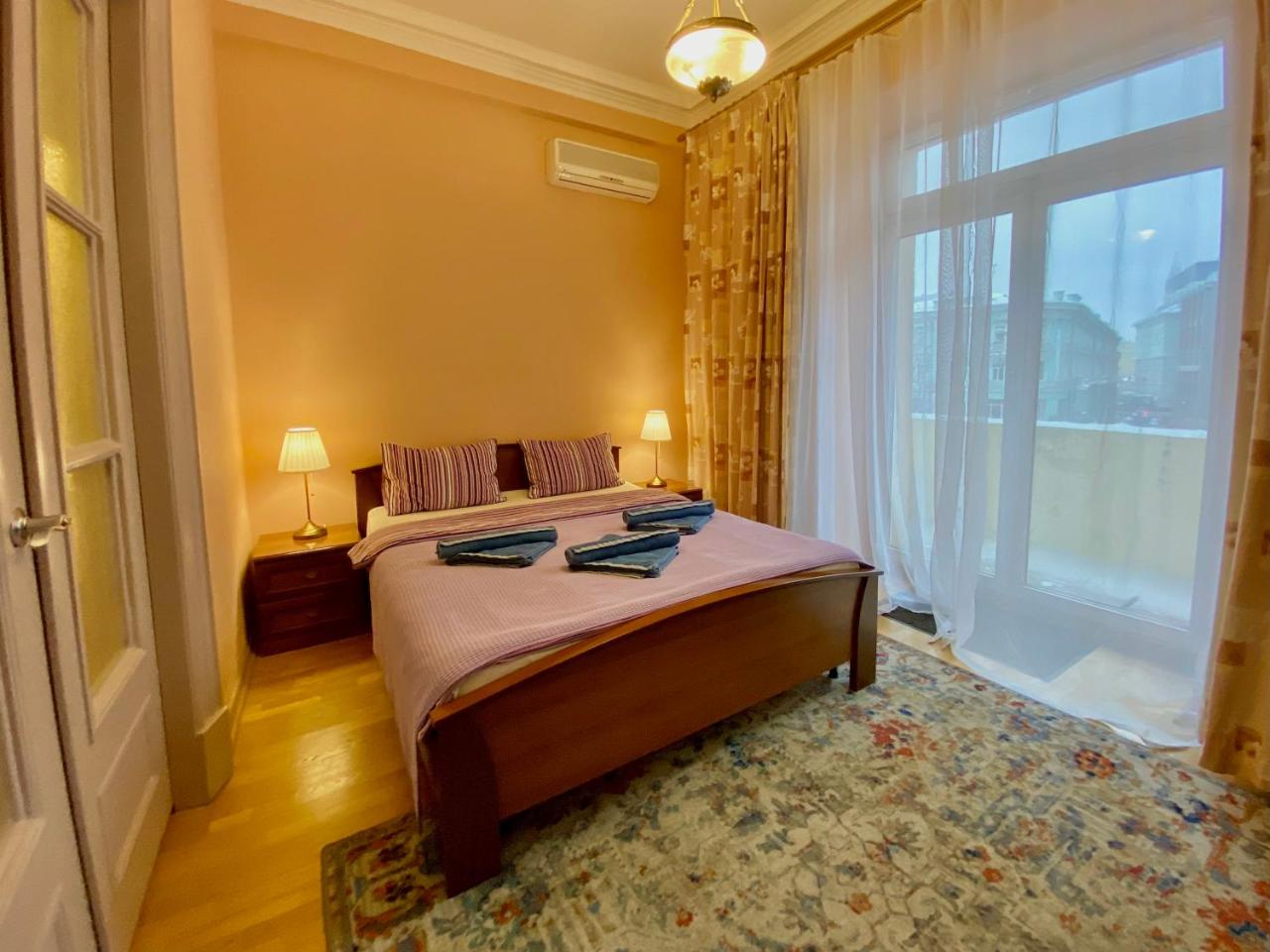 Suite with a balcony and a view of the Moscow Kremlin - Housity