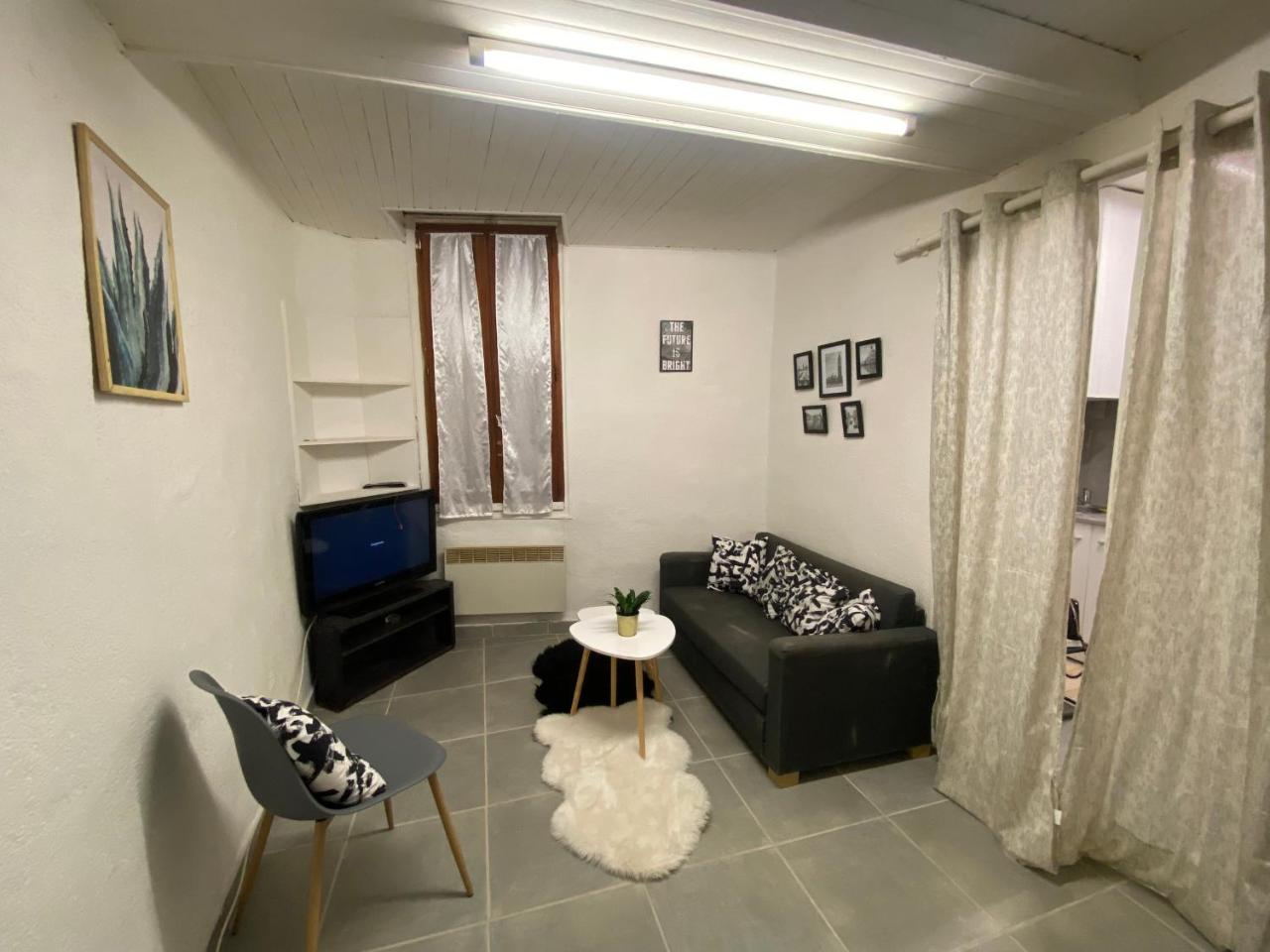 Aix City center Town hall 3 room apartment - Housity