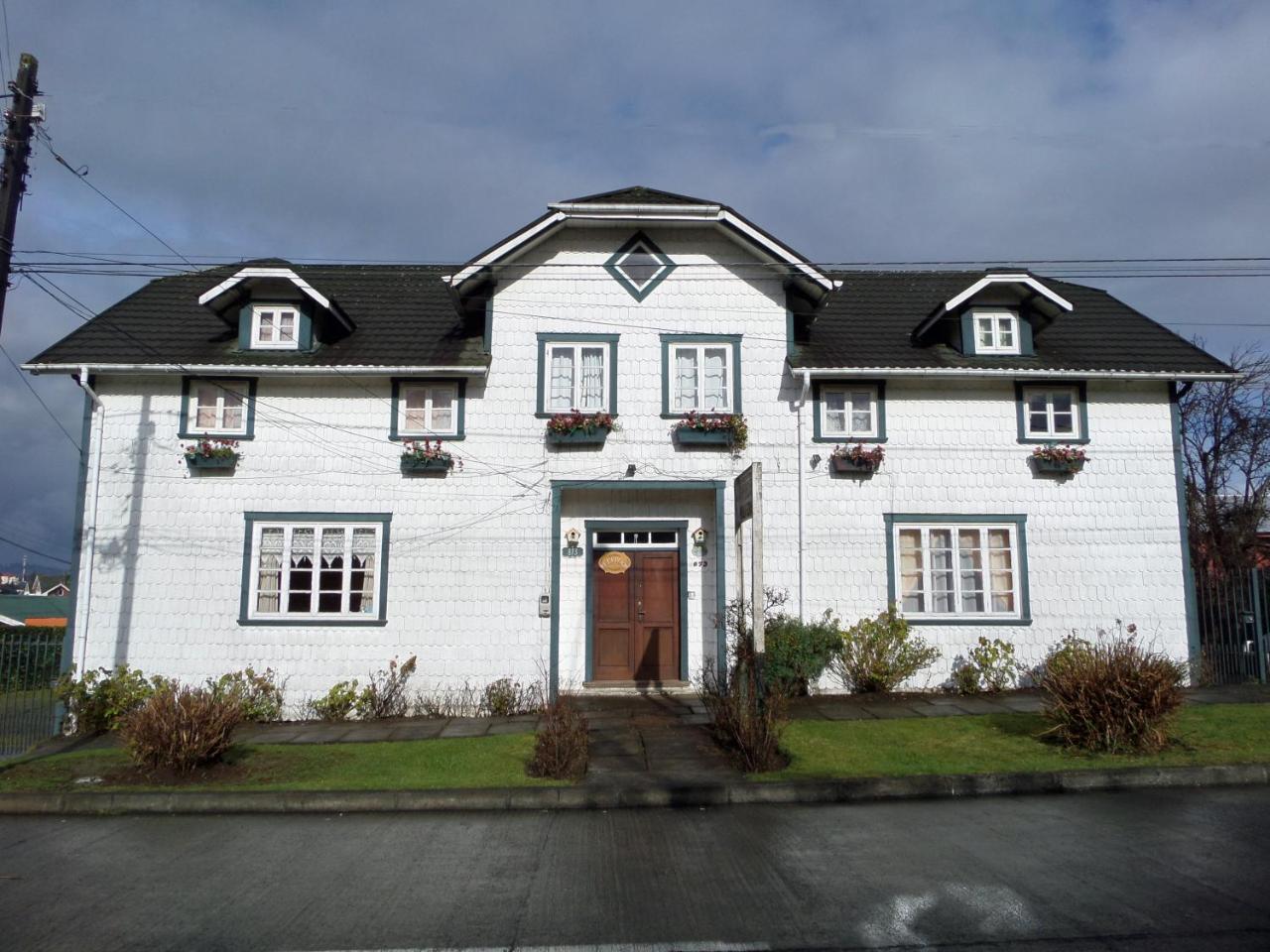 Hostal y Caba�as Villa Germana