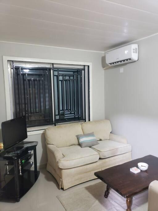 Ideal1Bedroom apartment in Central Freetown with Kitchen, WIFI, TV, & AC - Housity