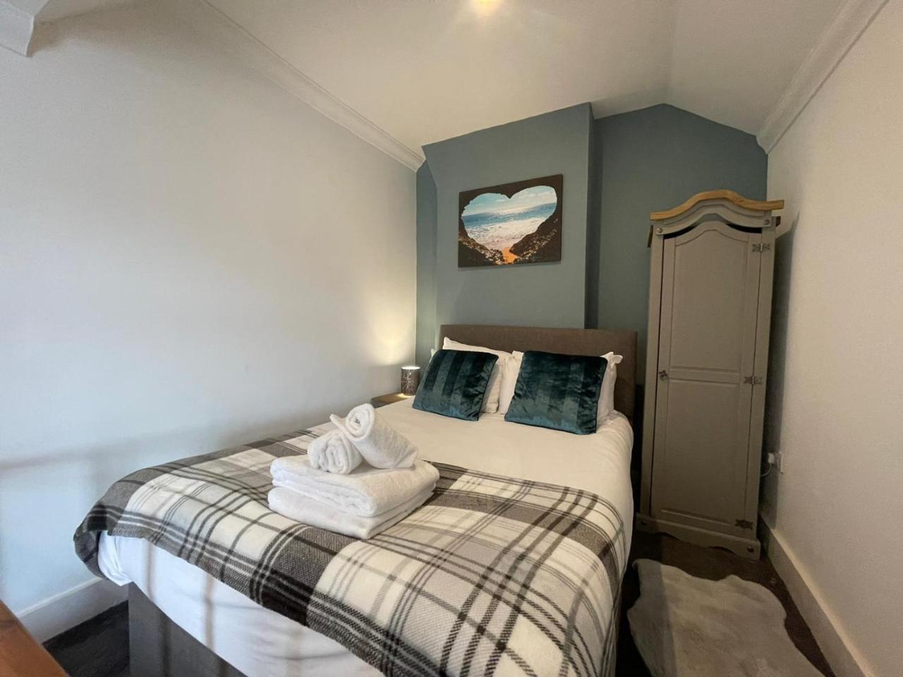 The Den - Cozy Studio - Housity