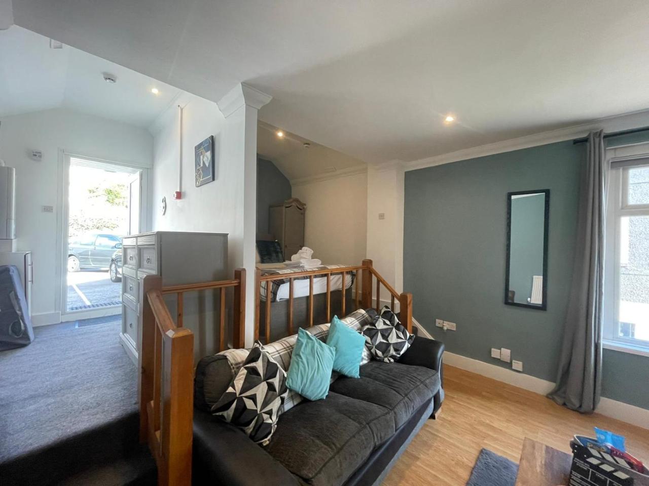 The Den - Cozy Studio - Housity