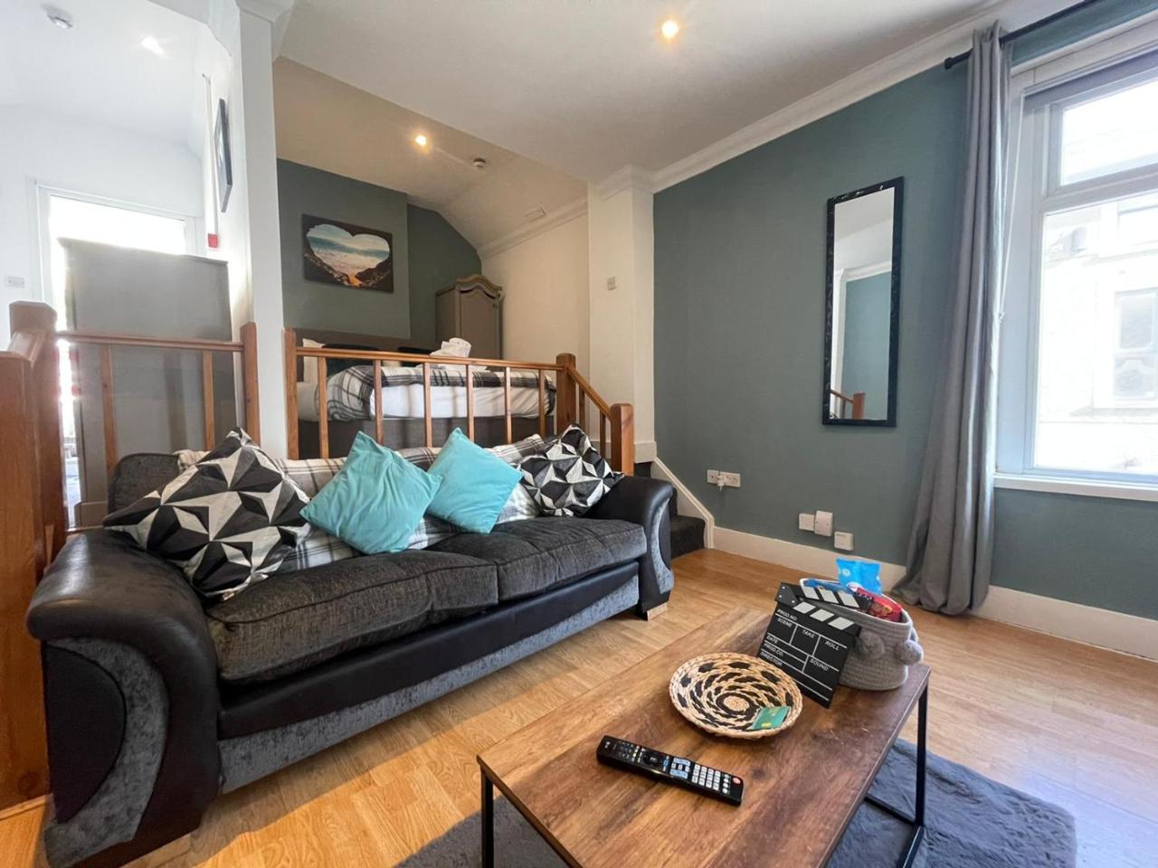 The Den - Cozy Studio - Housity