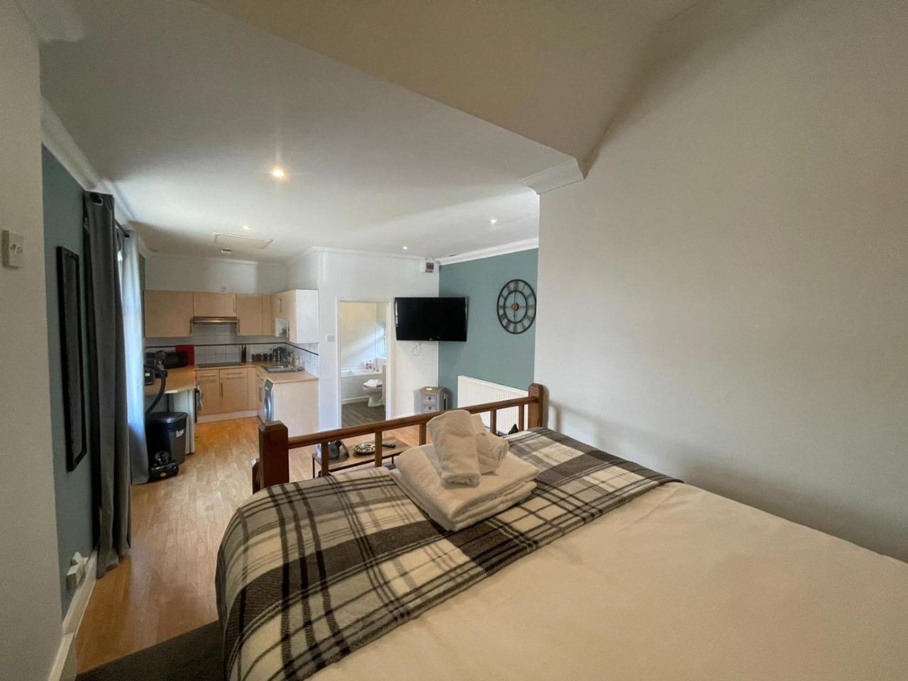 The Den - Cozy Studio - Housity
