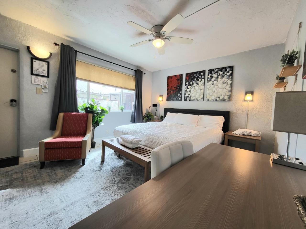 Image: Barefoot mailman motel