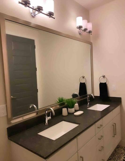 Gorgeous High Rise in Downtown Dallas - Housity