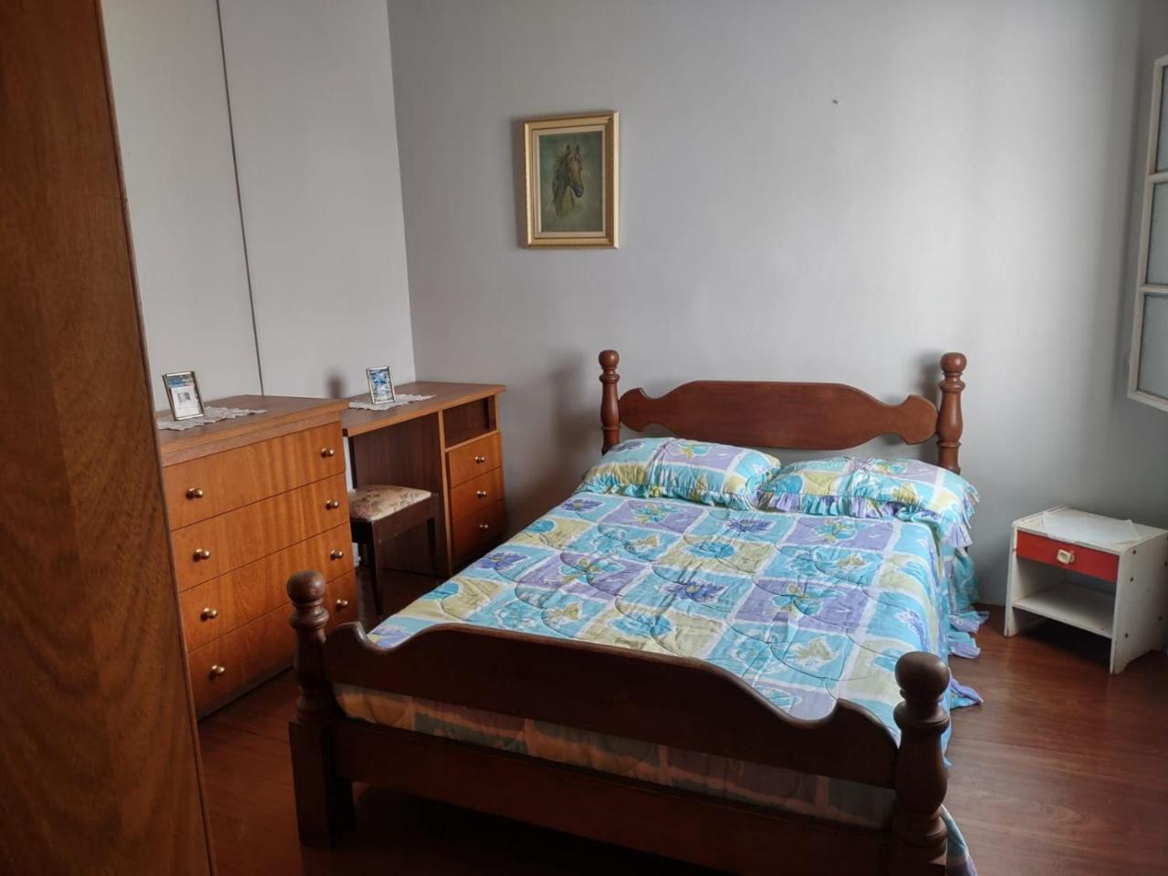 Casa em bairro residencial próxima ao centro e HB - Housity
