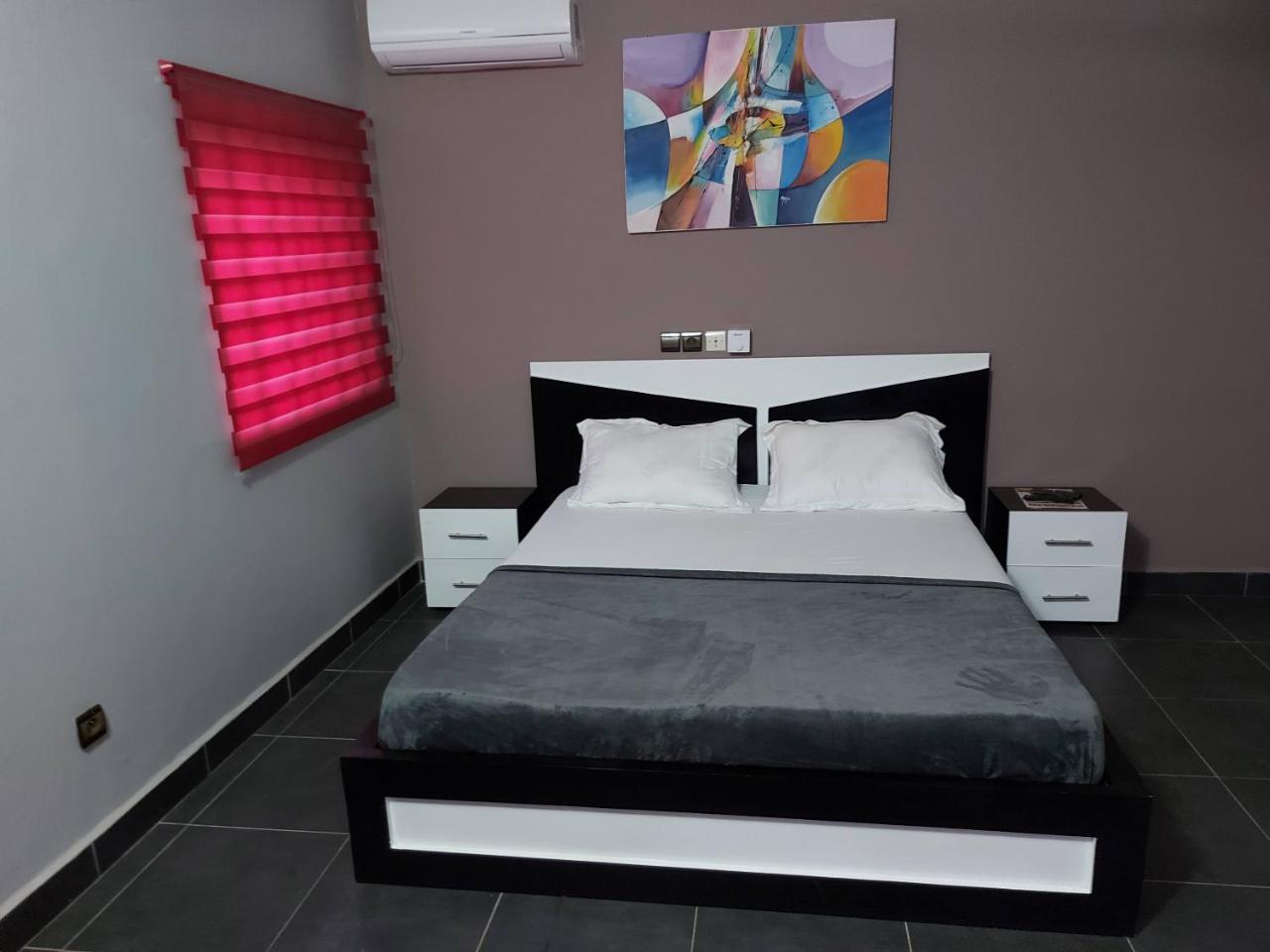 Royal Blue Guest House & Bar - Housity