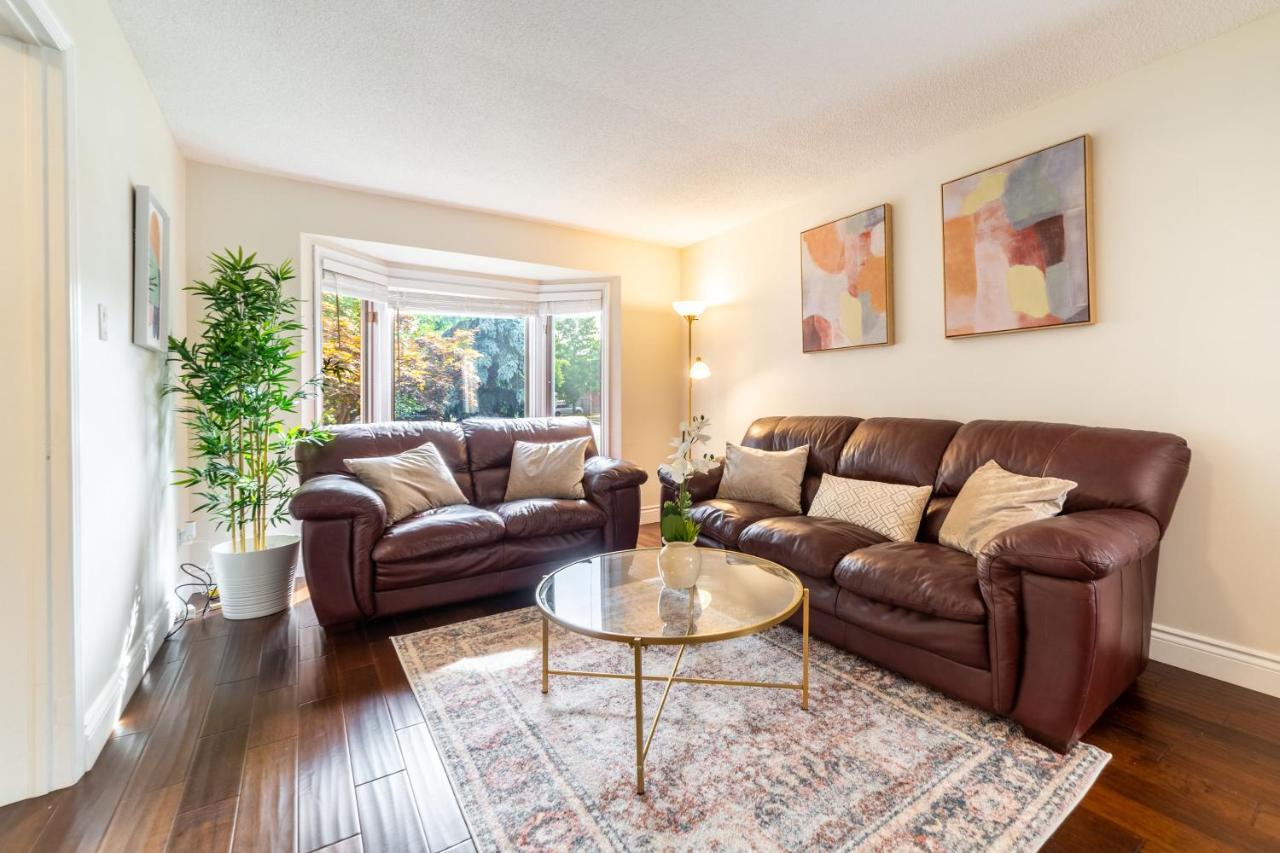 Oakville Family Home-Big Heated Pool-King Bed - Housity