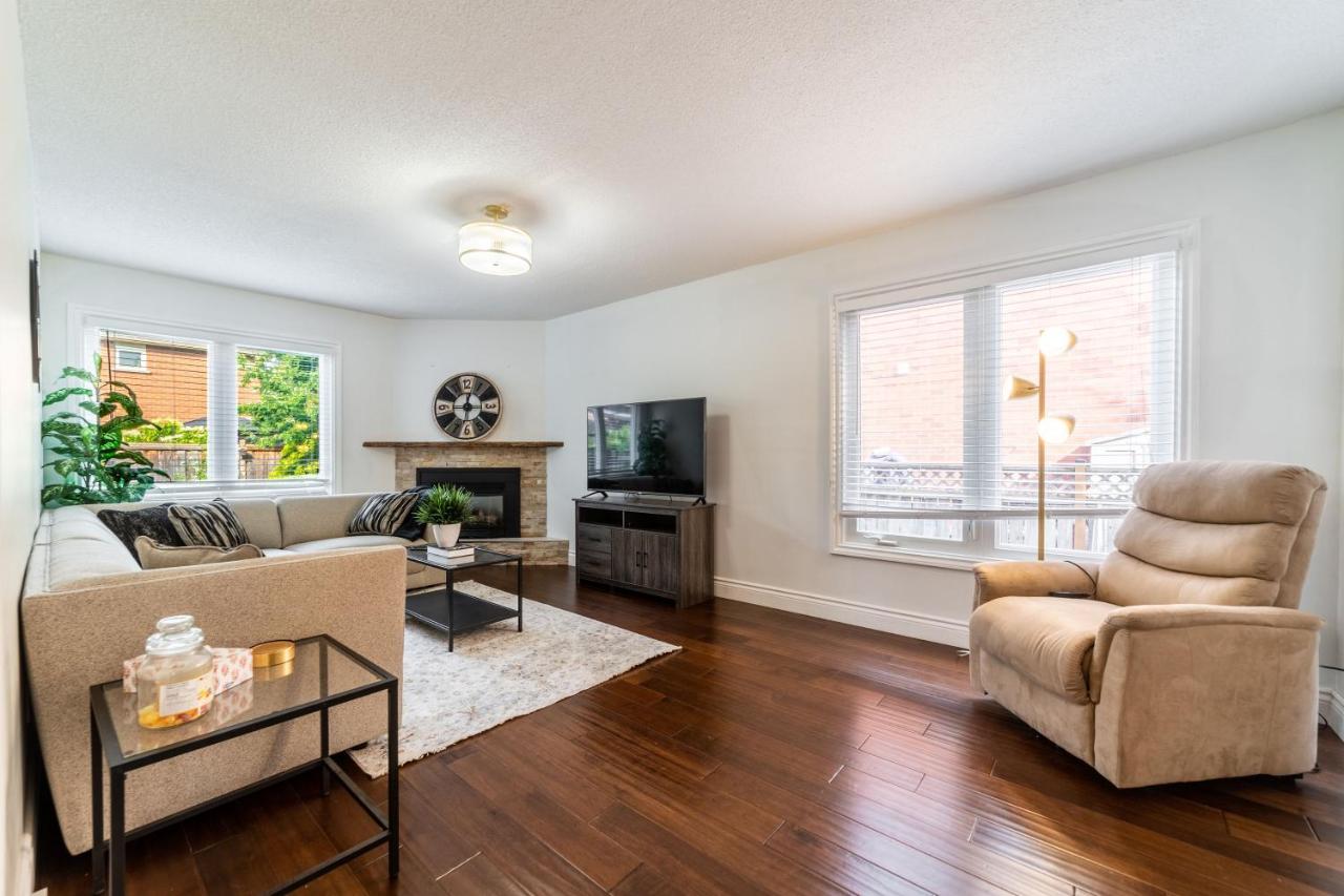 Oakville Family Home-Big Heated Pool-King Bed - Housity