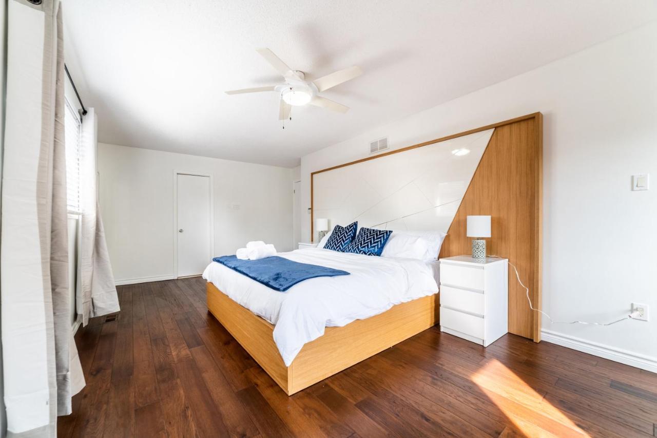 Oakville Family Home-Big Heated Pool-King Bed - Housity