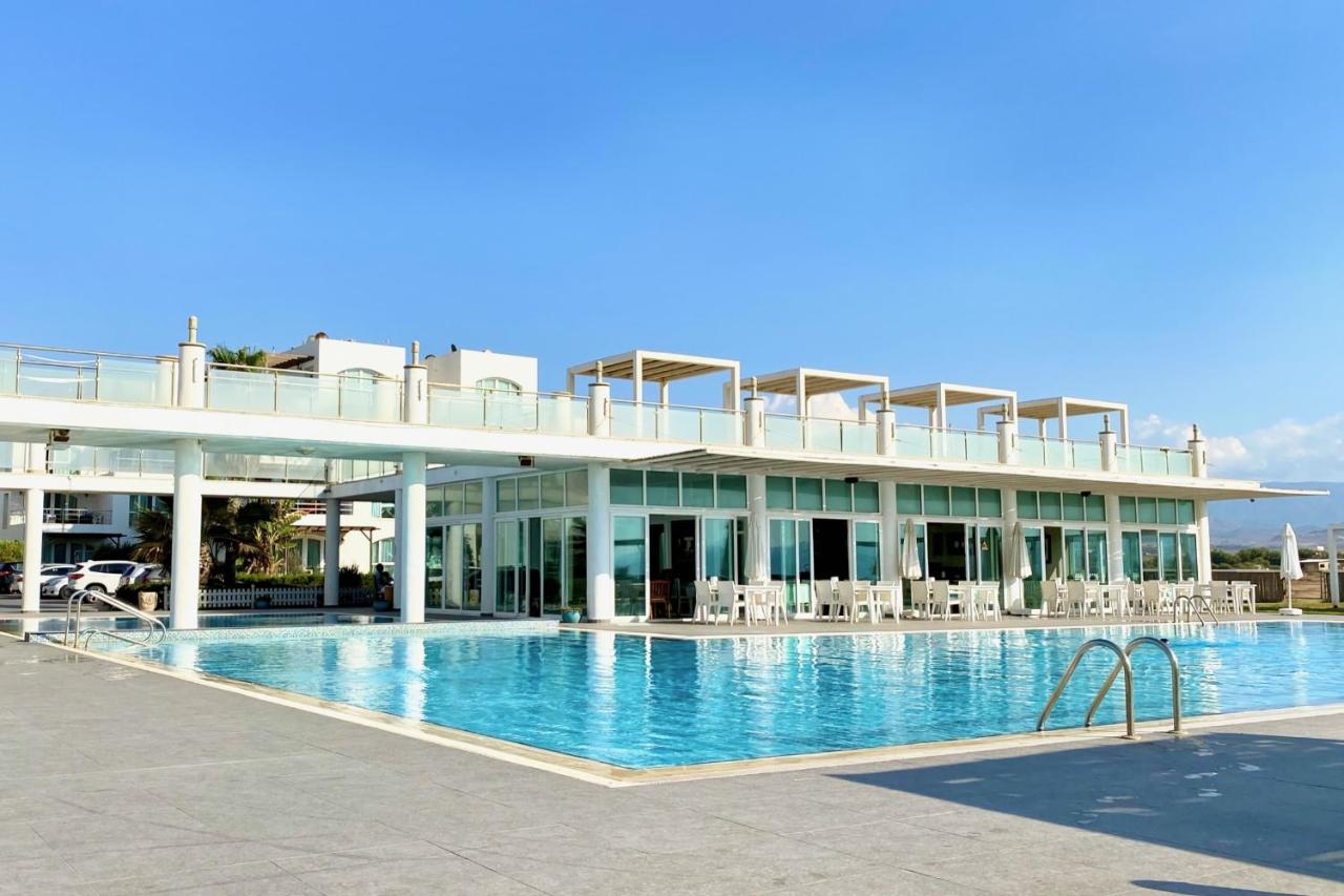 Seafront 2BR Apt with Resort Access - Housity